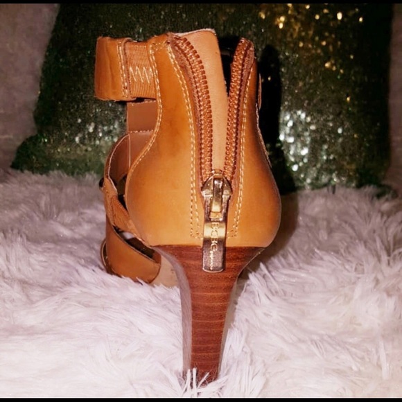 🚫TRADED!!🚫 BCBG Heels!! - Picture 4 of 5